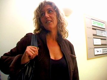 Une infirmière pinée dans son lieu de travail