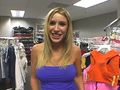 Baiser dans un magasin de vetements