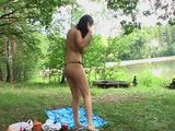 Brune naturiste se fait baiser