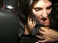 Brunette de Paris en gangbang dans une voiture