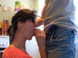 Cette salope suce son collegue de travail