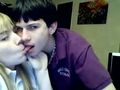 Deux jeunes baisent devant une webcam