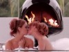 Deux lesbos super belles font l'amour dans une baignoire