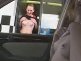 Etudiante trip elle montre leurs seins au mcdo