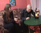 Il fait boire sa jeune cousine pour mieux la baiser