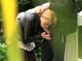 Il filme ses voisin baiser dans leur jardin
