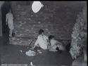 il filme un couple baiser derirere une discotheque