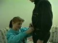 Il forme sa jeune belle fille aux plaisirs de la fellation