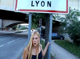 Jeune amatrice bais�e dans la ville de Lyon