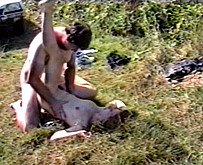 Jeune auto-stoppeuse abus�e par un pervers
