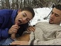 Jeune brunette au ski