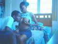 Jeune couple noir baise devant leur webcam
