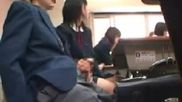 Etudiant se fait branler en plein cours