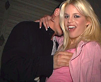 Jeune �tudiante bourr�e baise lors d'une soir�e