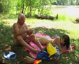 Jeune fille bais�e en pleine nature par un vieux cochon