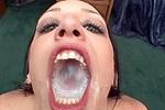 Jeune gothique avaleuse de sperme