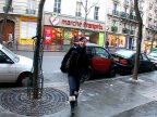 Caissi�re bais�e pendant la pause clope