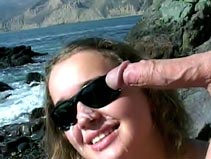 Ma jeune copine me suce sur la plage