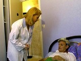 Un papy excité baise une infirmière à domicile