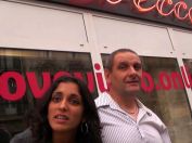 Une amatrice prend son pied dans un sex shop