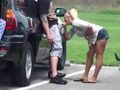 Sa femme le suce au bord de la route