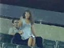 Un couple baise dans les tribunes pendant un match de foot