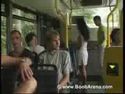 Un couple baise dans un bus public