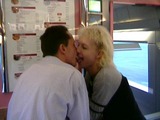 Un couple libertin baise dans un train