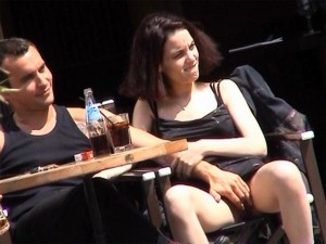 un homme caresse la chatte de sa copine sur la terrasse d'un bar