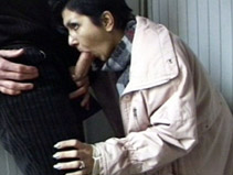 Un homme se fait sucer en pleine rue par une inconnue