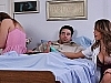 Un homme se retrouve avec une infirmière trés coquine
