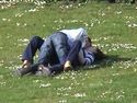 Un jeune couple italien baise dans un jardin public