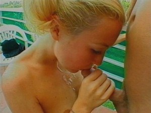 un jeune etudiante suce son mec devant la fac