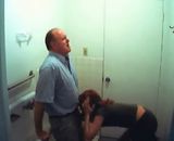 Un patron filmé entrain de se faire sucer dans les toilettes