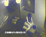 Un patron filme une employée masser un client