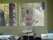 Un voyeur filme en cachette son patron baiser