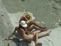 Un voyeur filme un couple baiser dans une calanque