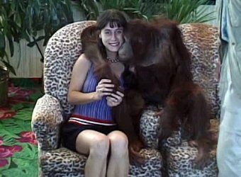 Une amatrice coquine dort avec un singe
