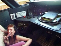 Une amatrice suce un conducteur de TGV dans sa cabine