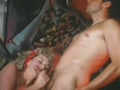 Une chaude blonde baise avec deux beaux males bien montes