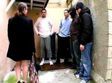 Un bande de jeunes baisent une jeune maman