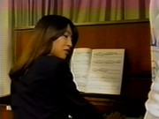 Une jeune prof de piano suce son eleve