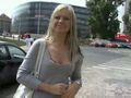 Une passante branle un inconnu en pleine rue