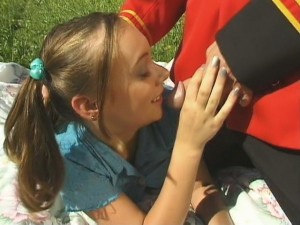 Une petite coquine de 19 ans suce son mec