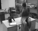 Une secretaire se masturbe au travail